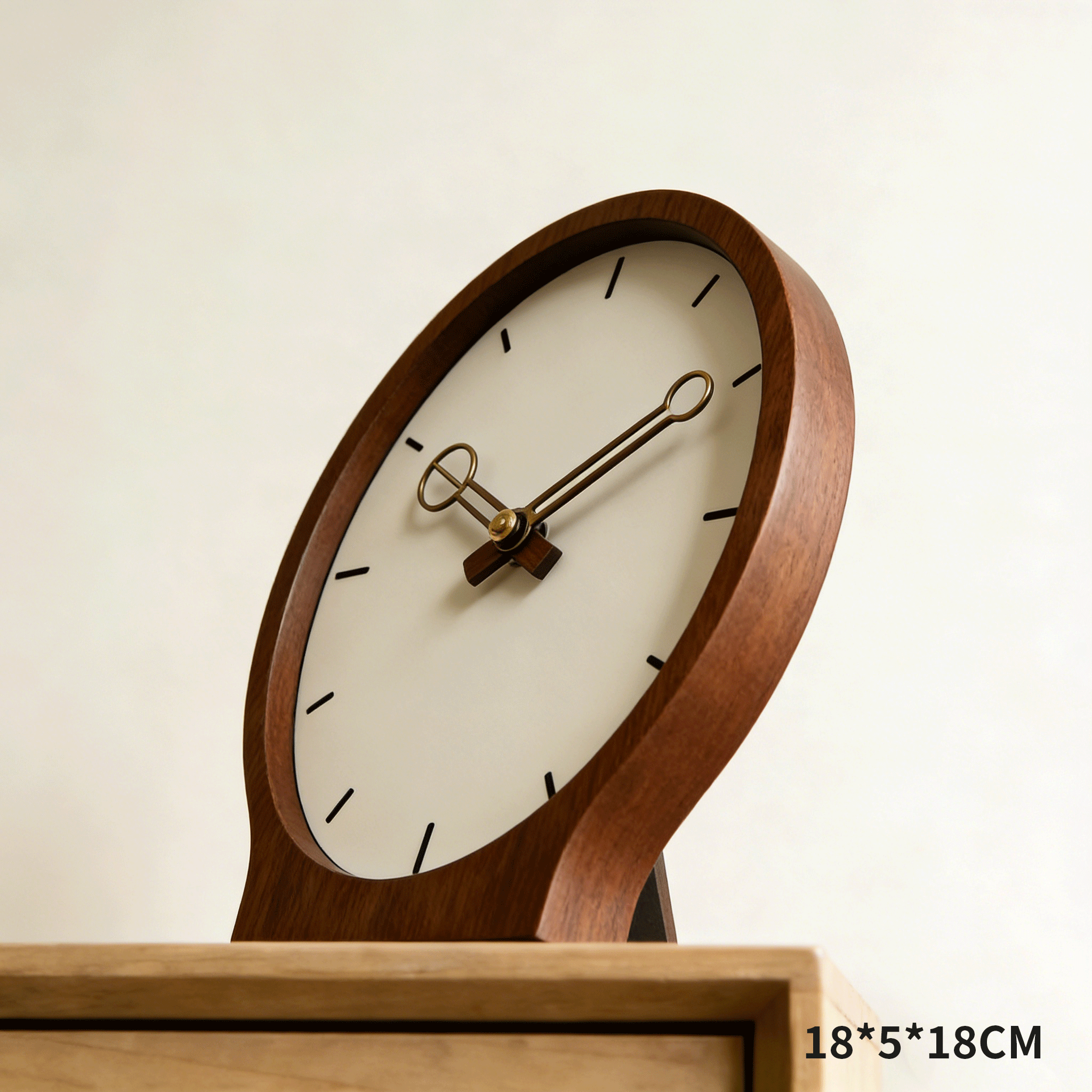 Reloj de mesa elegante sobre escritorio