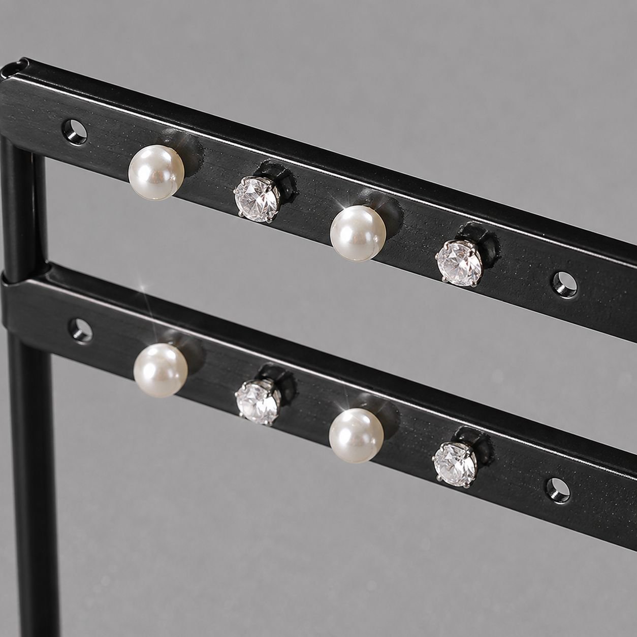 Eleganter Ohrringhalter aus Holz und Metall
