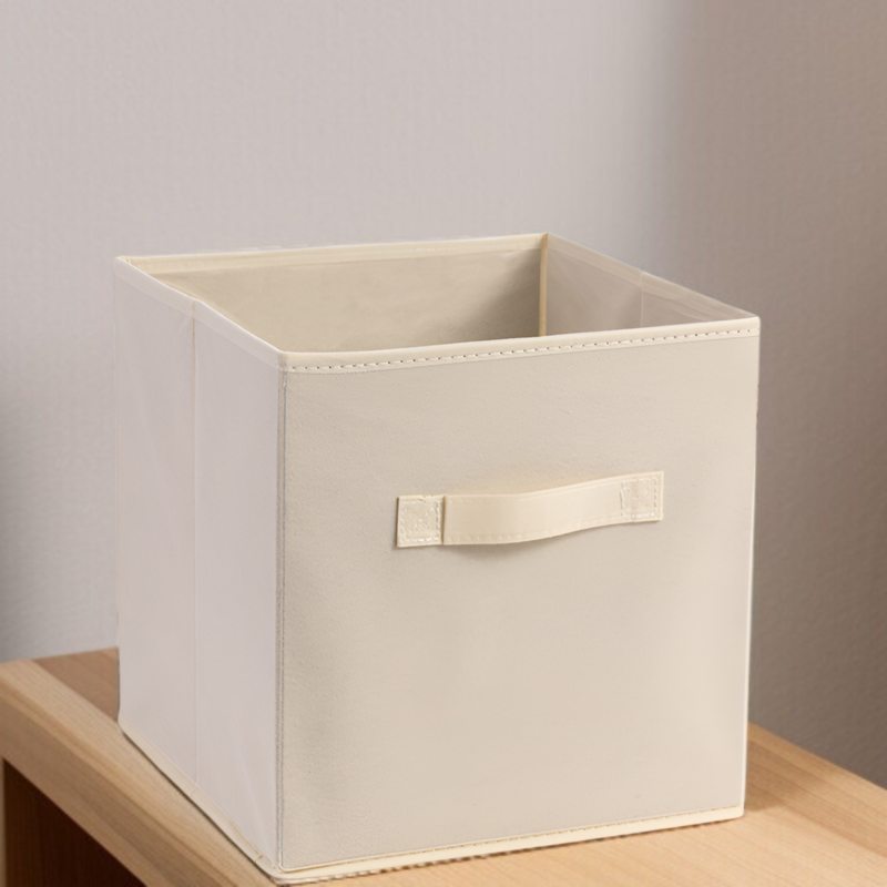 ワードローブ内の衣類収納ボックス