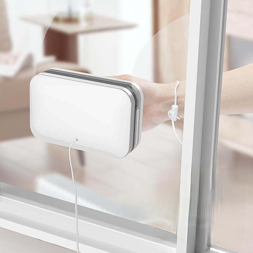 Doppelseitiger magnetischer Glasreiniger im Einsatz am Fenster