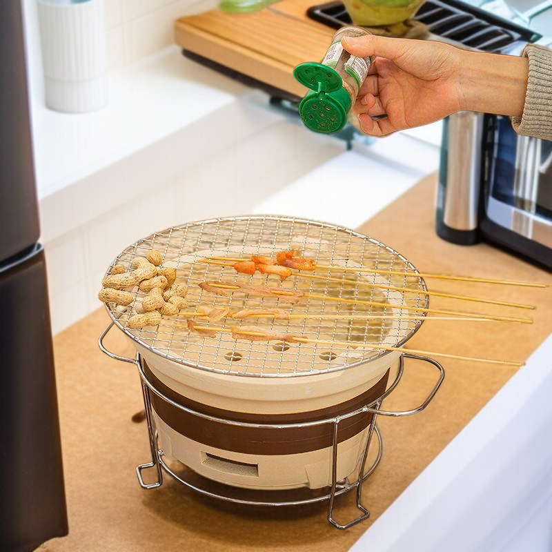 7輪式で、スタンド/グリルなどのオプションアクセサリーもご用意。1～2人用と3～4人用の複数のサイズをご用意。炭火焼き鳥。