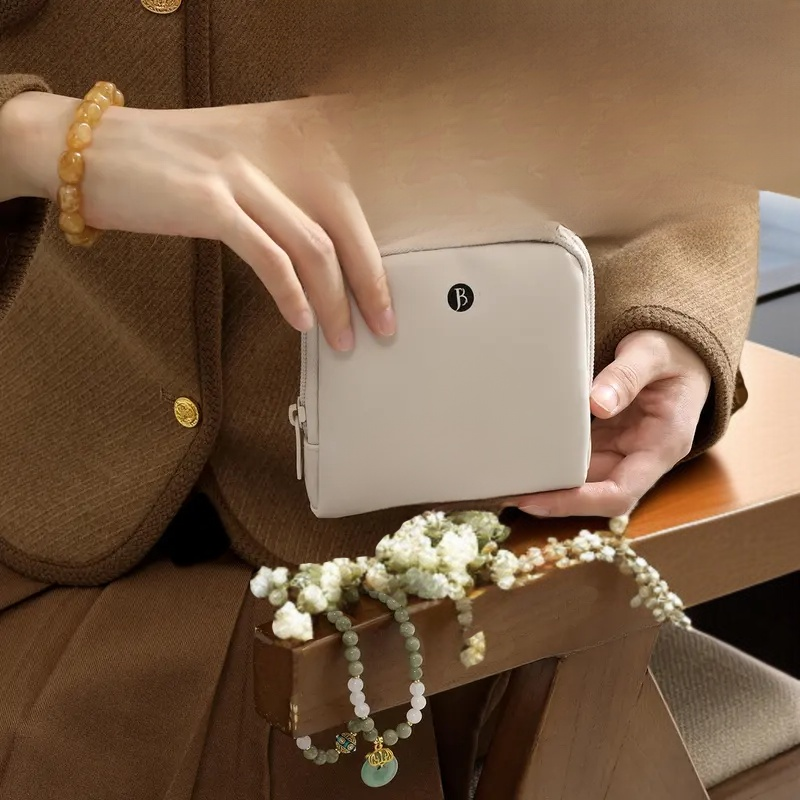 손꼬치 전용 수납 공간이 있는 가죽 케이스