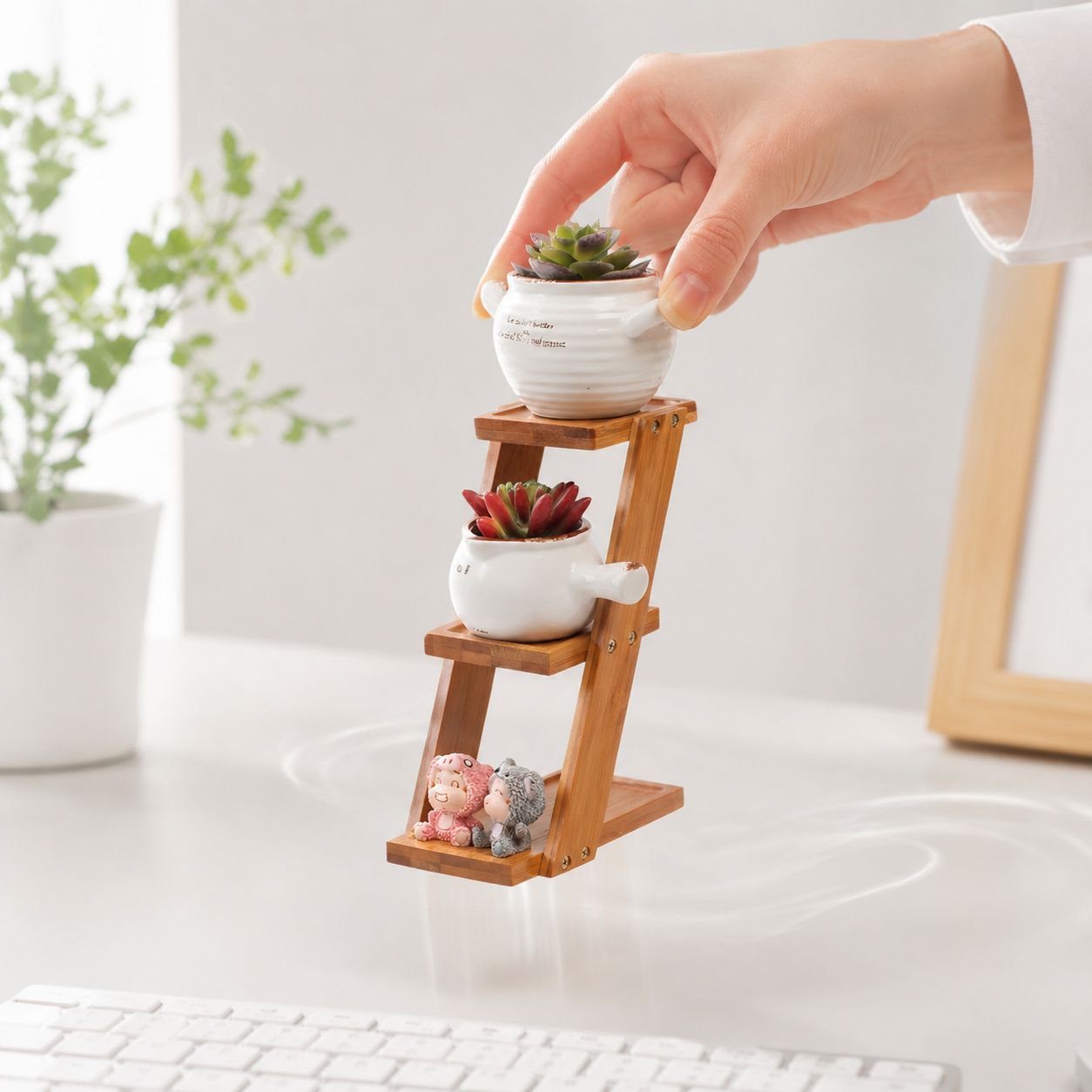 Kompakter Bambus-Blumenständer im Wohnzimmer