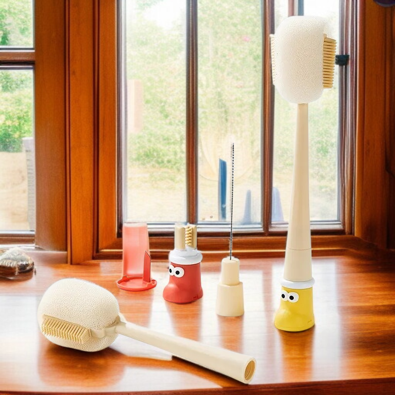 다용도 컵솔과 텀블러 뚜껑 브러쉬 사용 모습