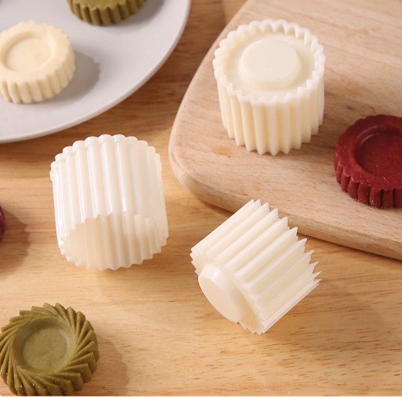 Reusable pastry mold for cakes and sweet treats