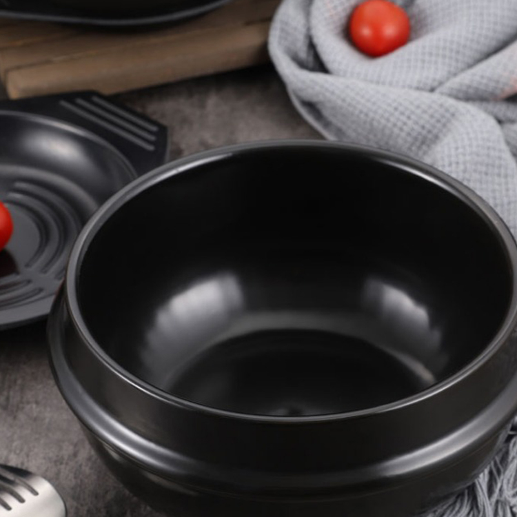 Olla de cerámica y piedra