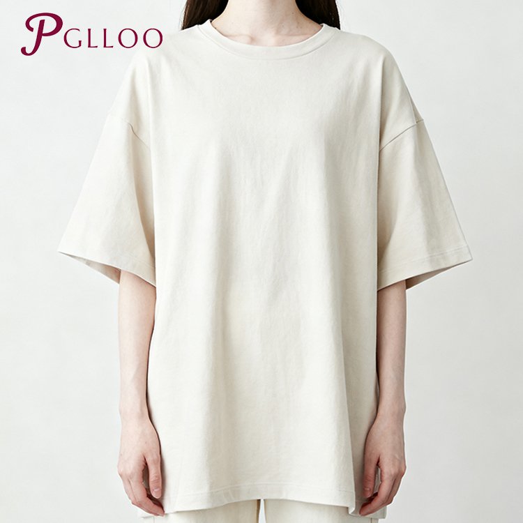 남성이 착용한 흰색 루즈핏 베이스 레이어