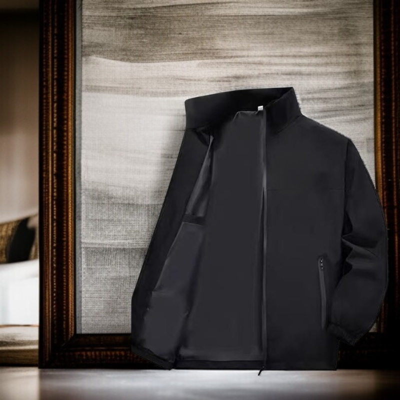 ルーズフィットのメンズウィンドブレーカー着用イメージ
