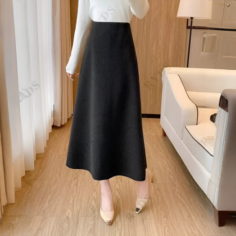 겨울 데일리룩에 어울리는 블랙 미디 스커트