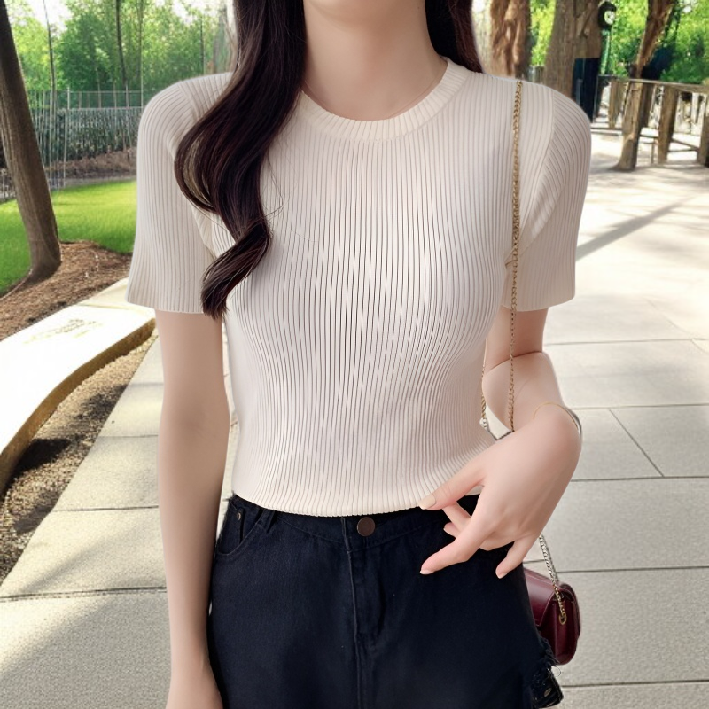 レギンスに合わせやすい半袖ニットTシャツ