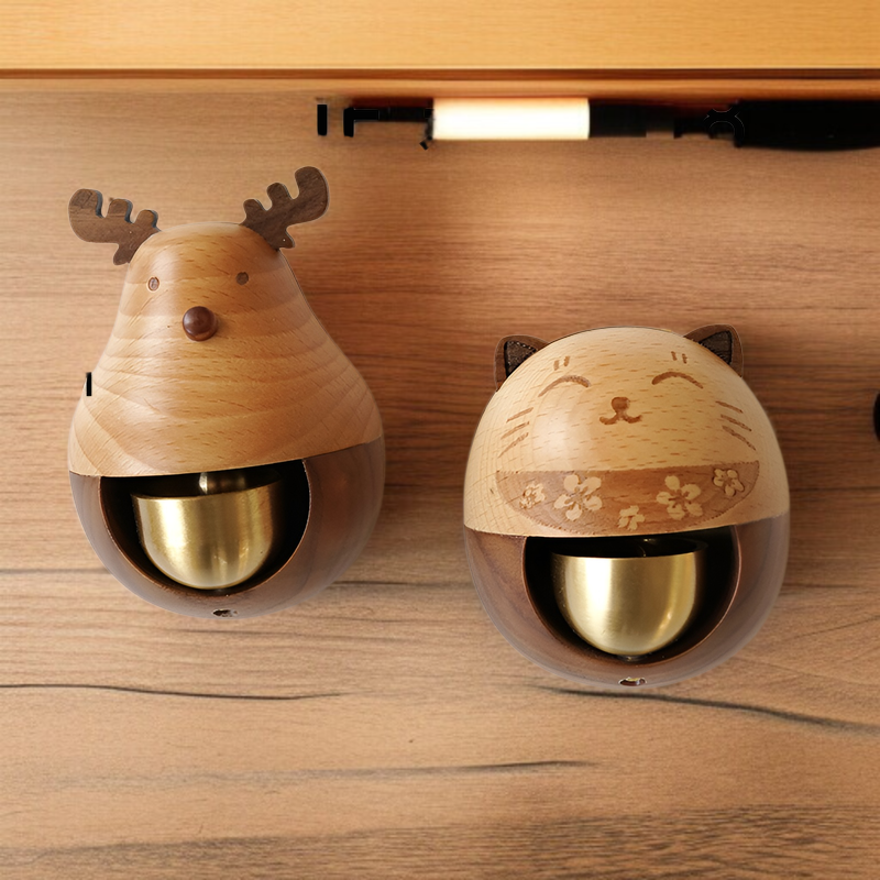 玄関ドアに設置されたおしゃれなウィンドチャイム