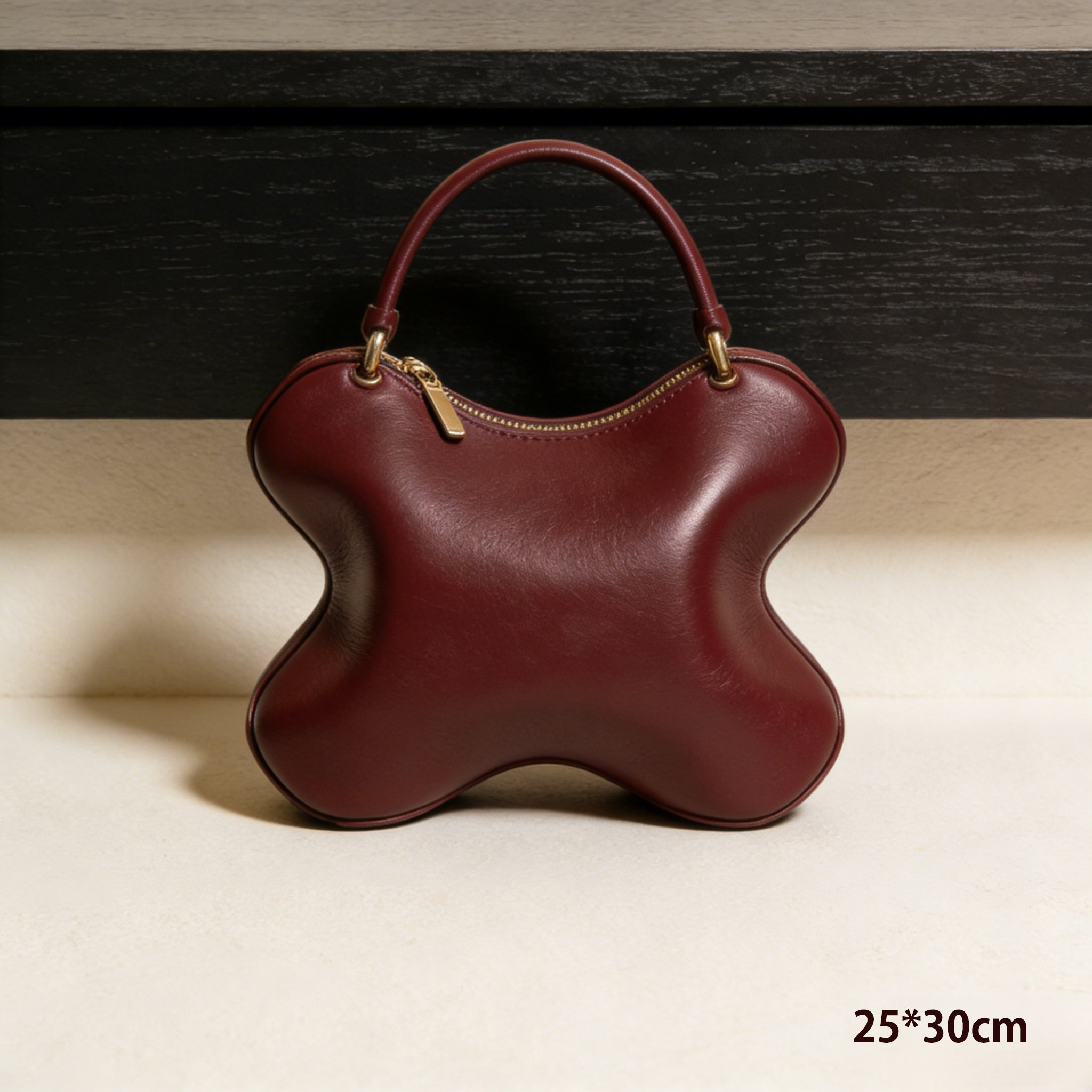 넉넉한 수납공간을 자랑하는 브라운 가죽 핸드백 내부