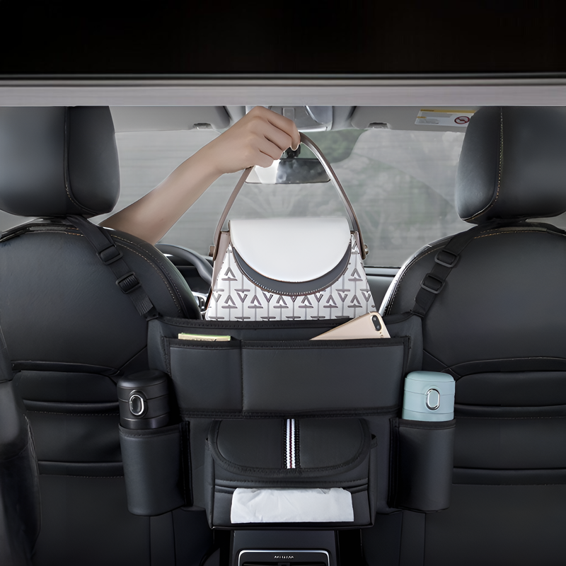 車内ドリンクホルダーで飲み物をすっきり収納