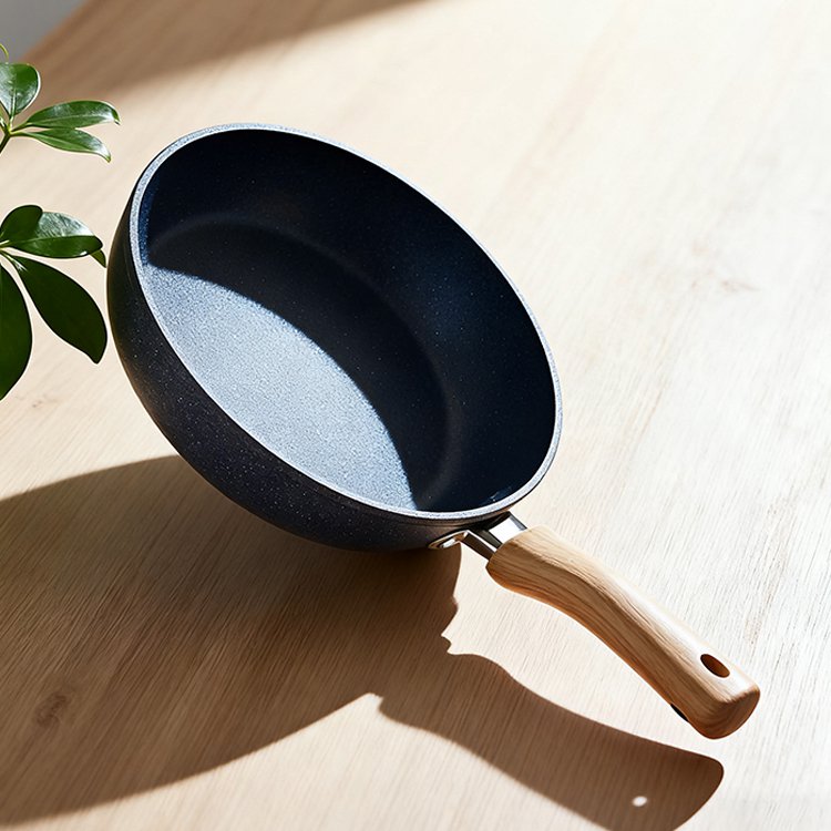 Černá nepřilnavá pánev s ergonomickou rukojetí