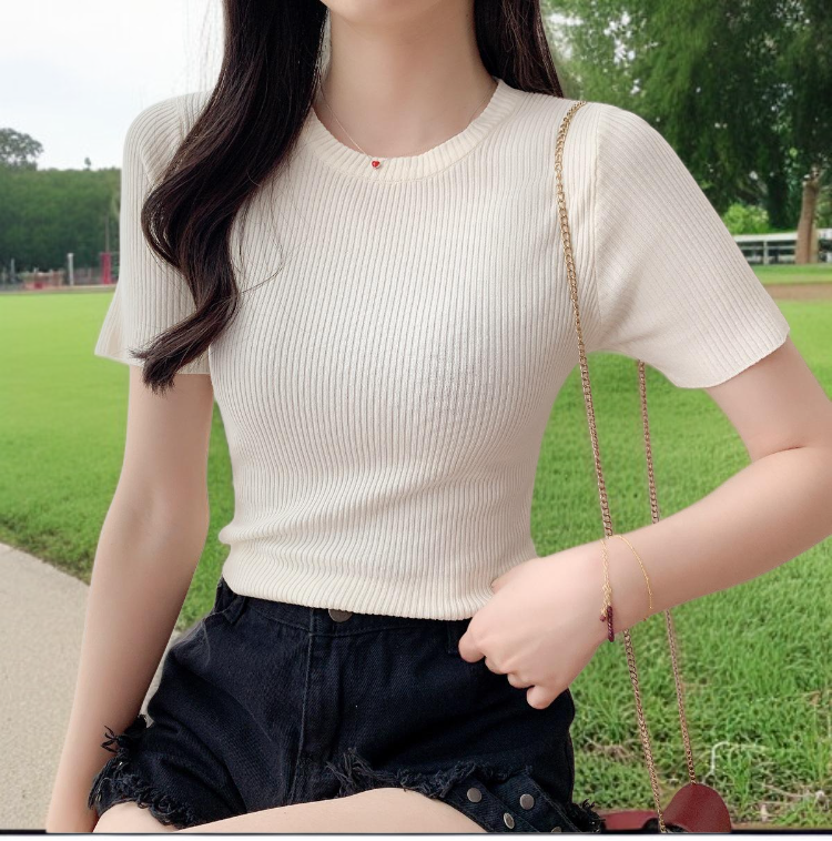 レギンスと相性抜群の半袖ニットTシャツ