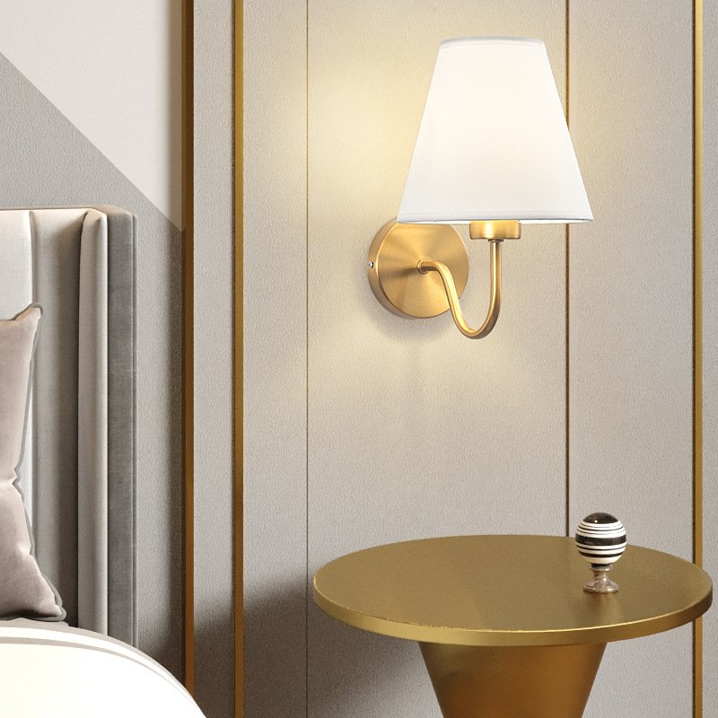 Leselampe am Bett im Schlafzimmer