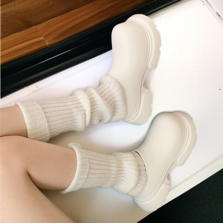 편안한 착화감의 키높이 미끄럼 방지 스니커즈 측면 모습