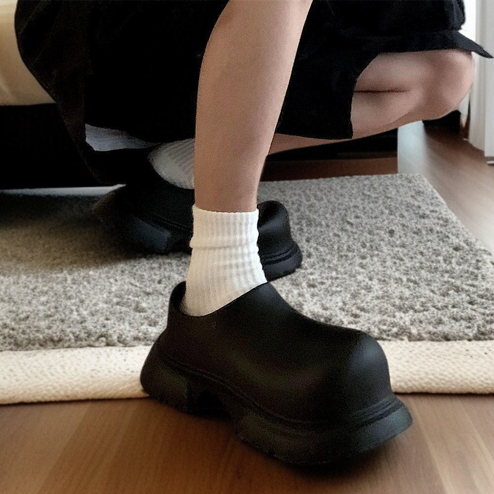 스타일리시한 키높이 스니커즈 착용 예시