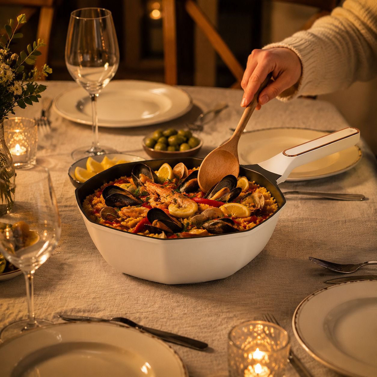 Cookware set with the wear-resistant frying pan highlighted