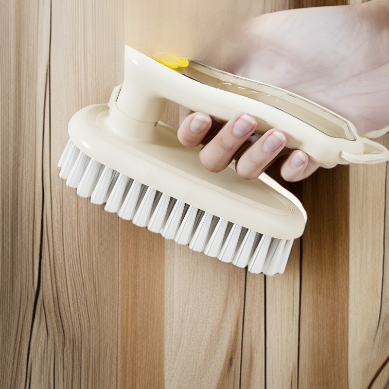 투인원 청소 브러쉬로 오염 제거하는 모습