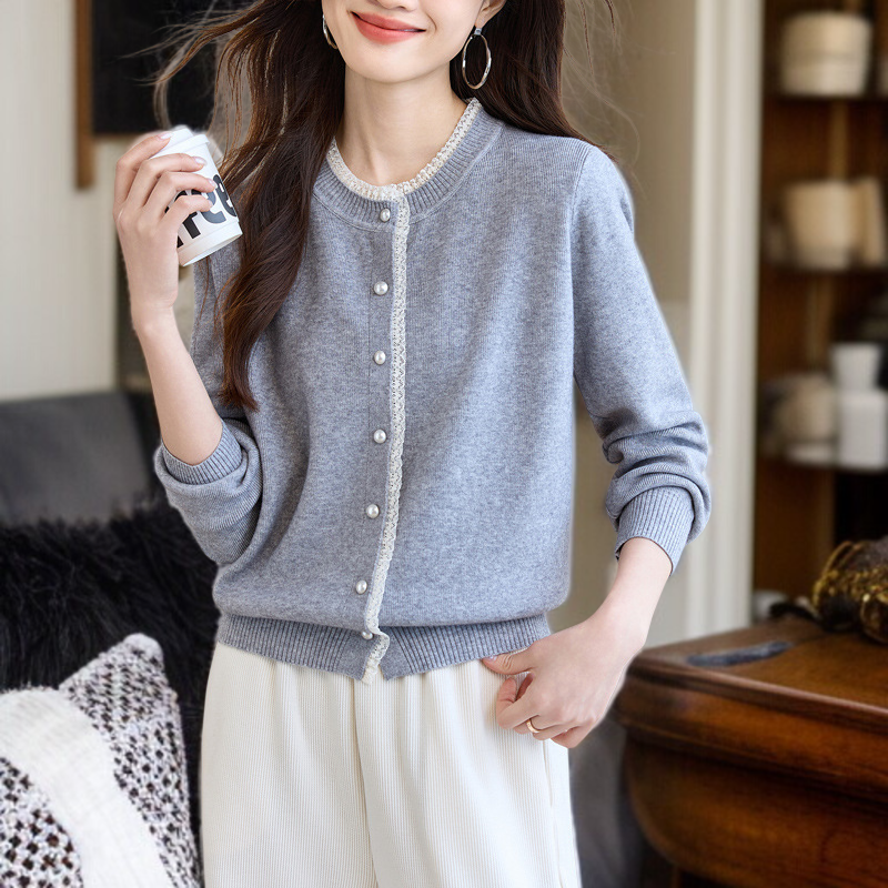 레이스 디테일이 돋보이는 여성 니트 가디건