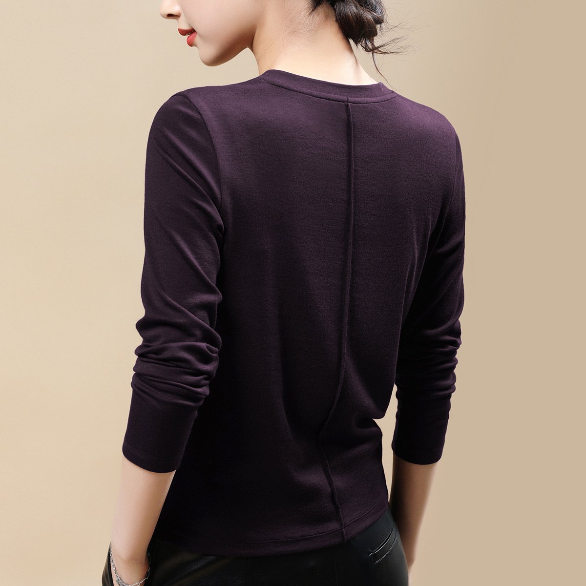 防寒性に優れたレディースTシャツのアウトドアイメージ