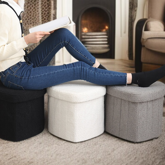 Taburete multifuncional abierto mostrando espacio de almacenamiento