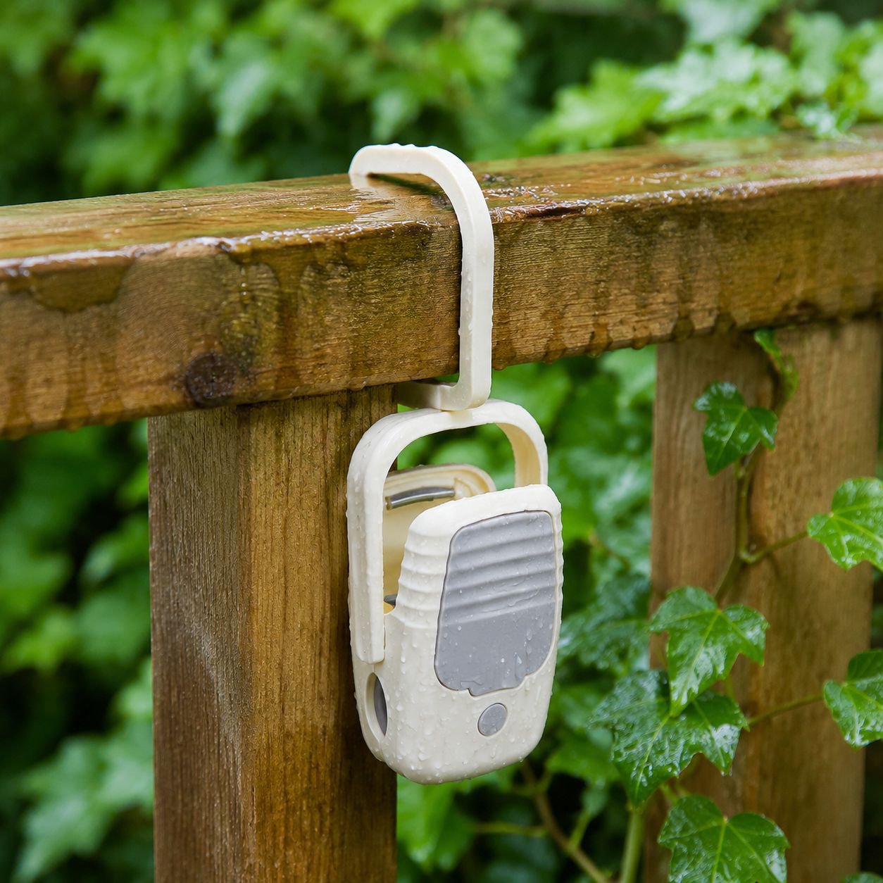 Soft rubber grip clothespin for delicate fabrics