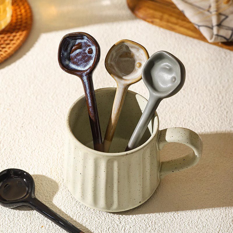 Cucharón vintage de cerámica