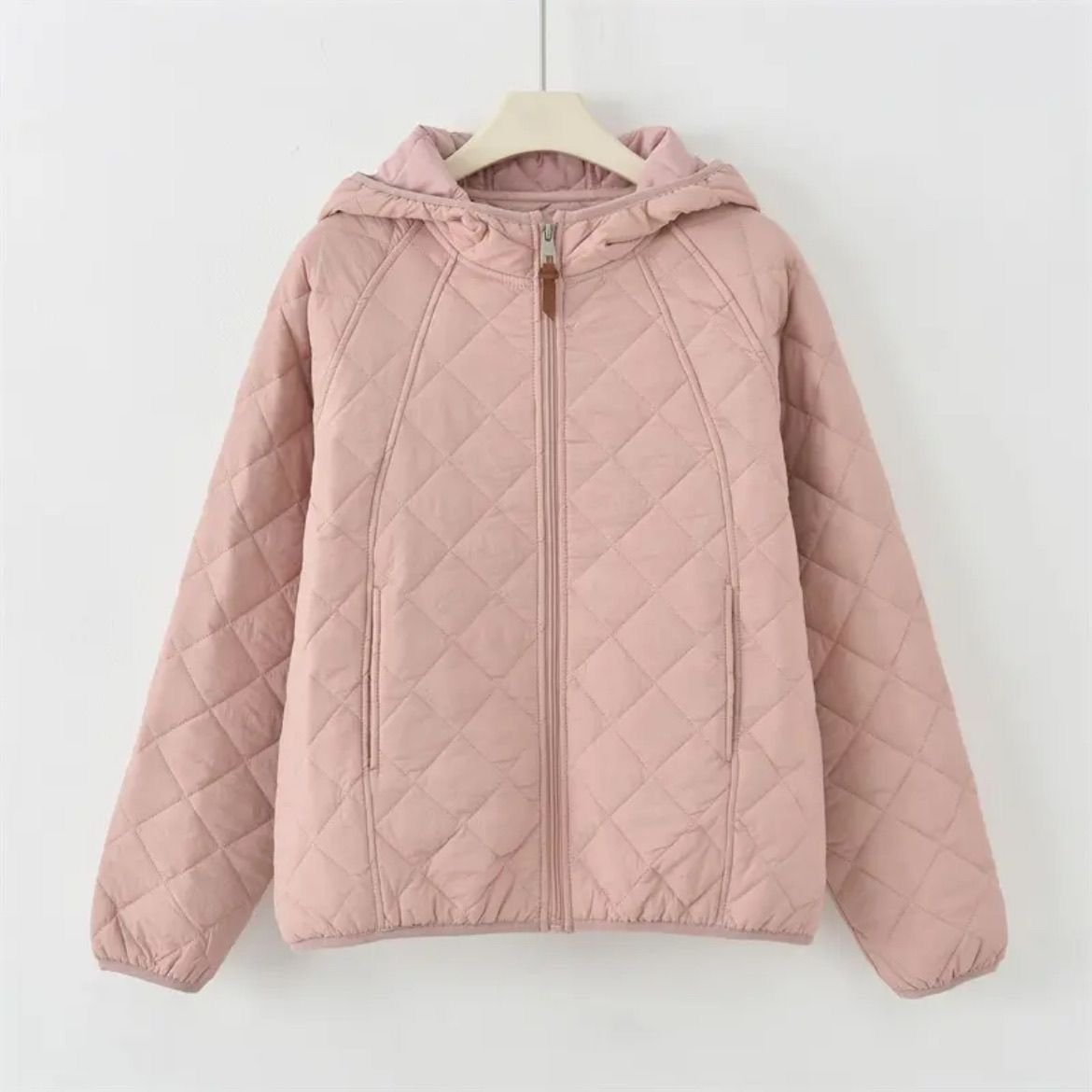 暖かいダウン素材のジャケット詳細