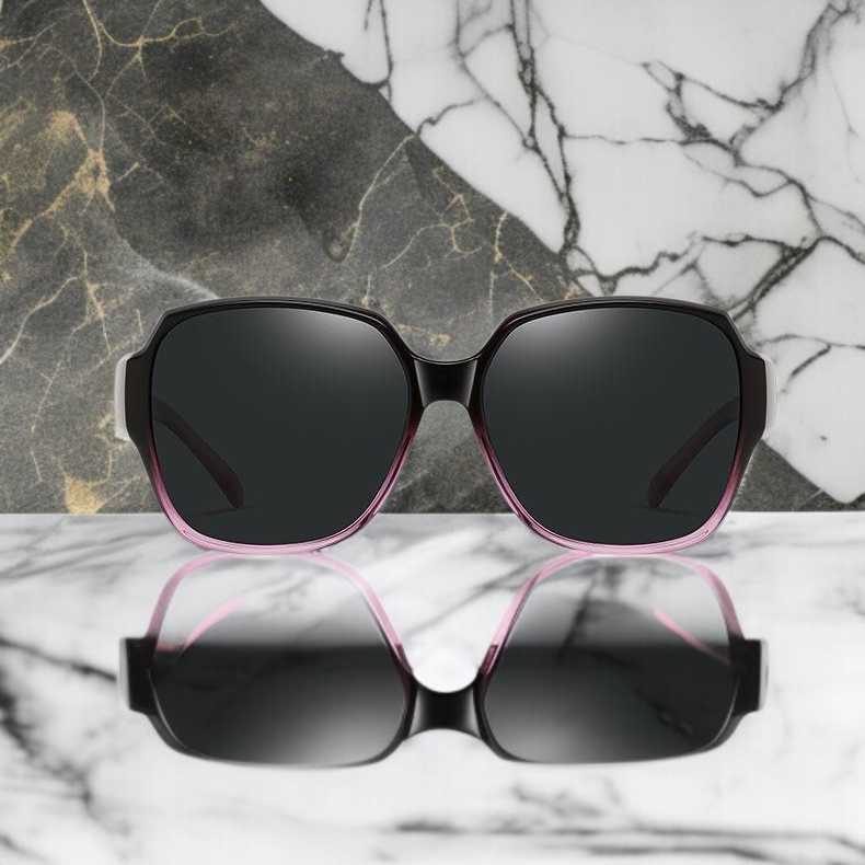 여성 패션 선글라스 착용 이미지