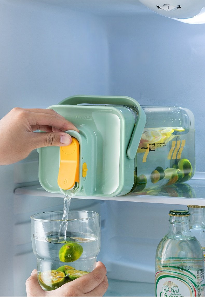 Großvolumiger Kaltwasserkocher für den Außenbereich im Einsatz