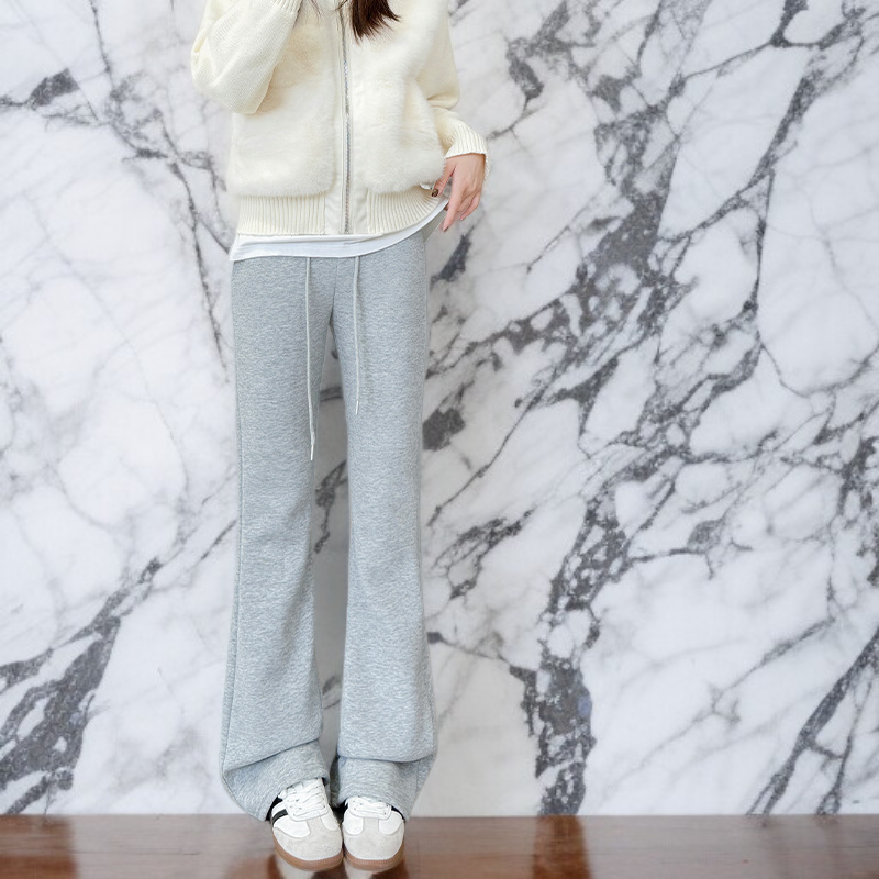 美脚効果のあるフレアスウェットパンツサイドビュー