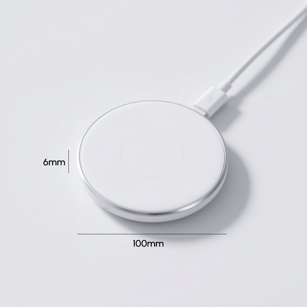 Bezdrátová nabíječka s telefonem během nabíjení