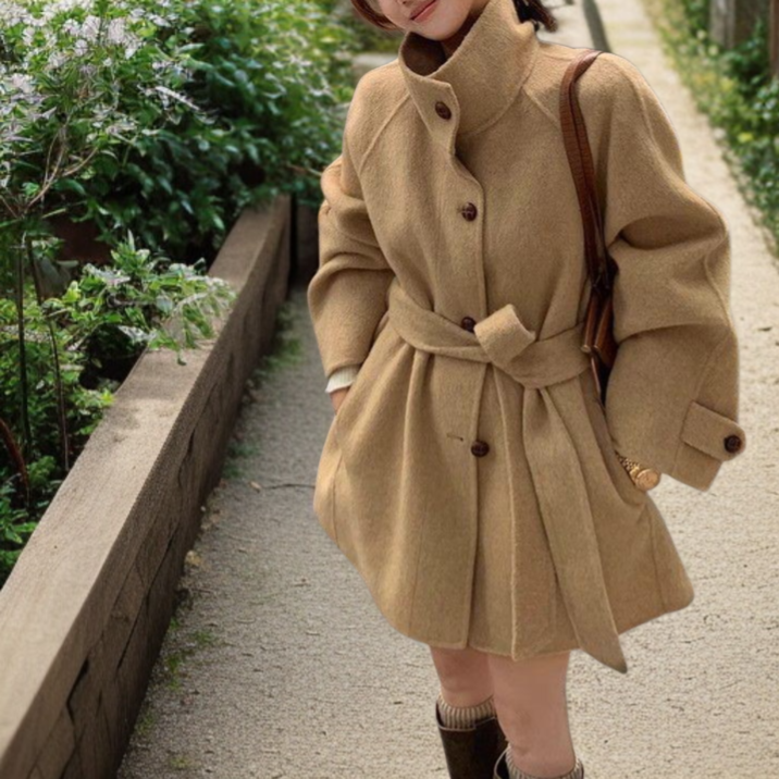 세련된 차이나 칼라 모직 코트 근접 사진