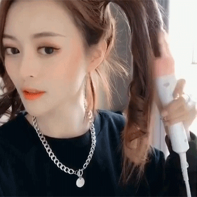 【カールアイロン】すぐに崩れずにしっかりスタイリングをキープし、 1日中保ってくれます。