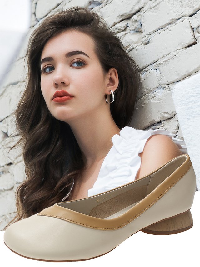 الحذاء مع الجلد الناعم والكعب السميك وراسه المستدير