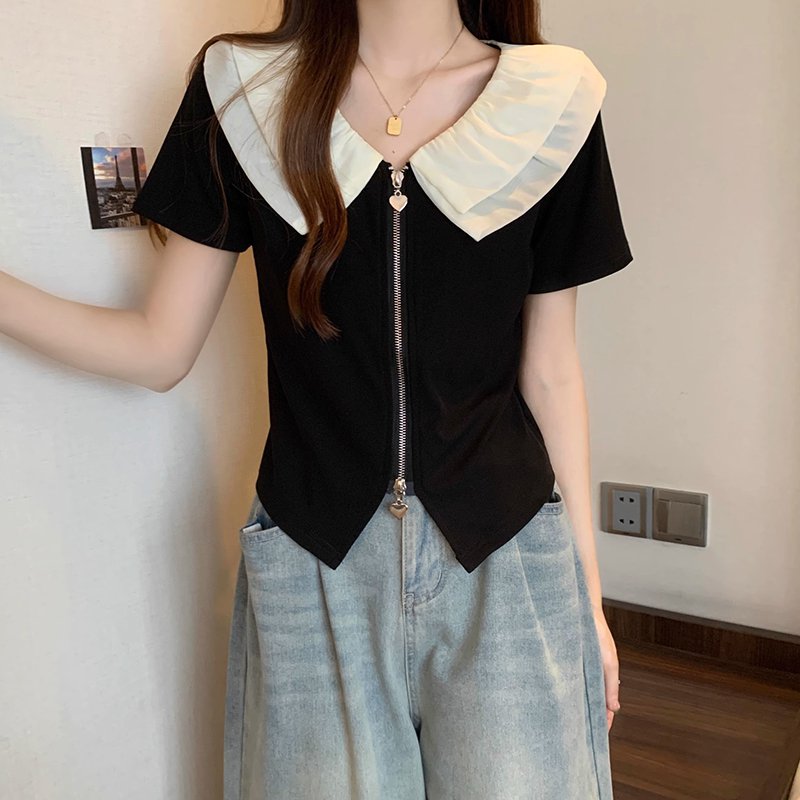 華やかさをプラスする大きな襟のブラウス