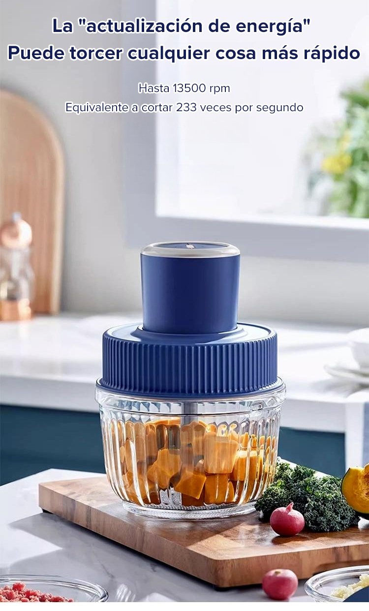 Picadora de carne triturando verduras y alimentos variados