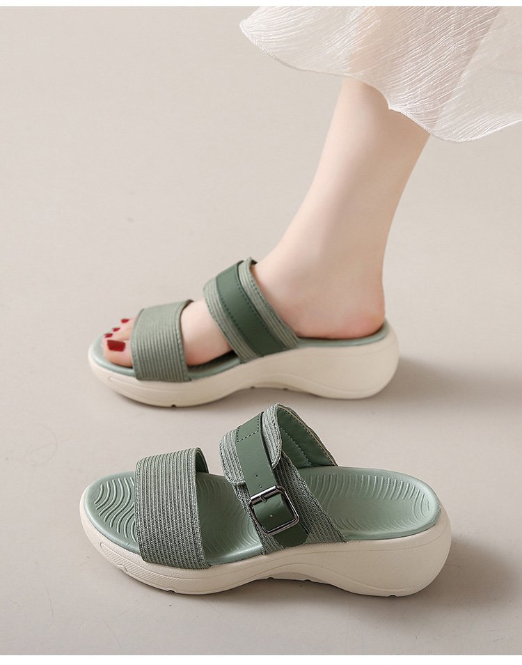 滑りにくく安全なサンダルを着用したイメージ