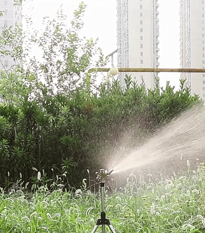 Regulowany zraszacz ogrodowy na trawniku