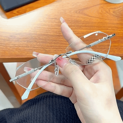 老眼鏡をファッションアイテムとして楽しむイメージ