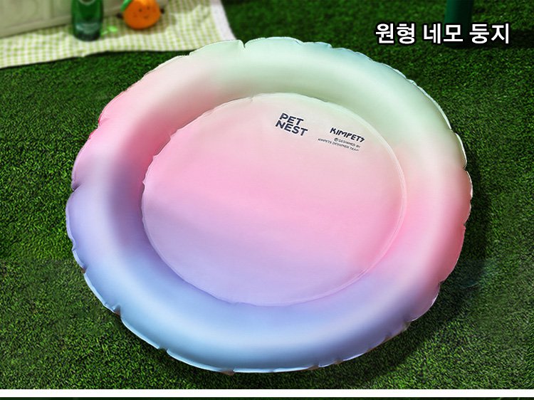 컴팩트하게 접힌 레인보우 쿨링 매트