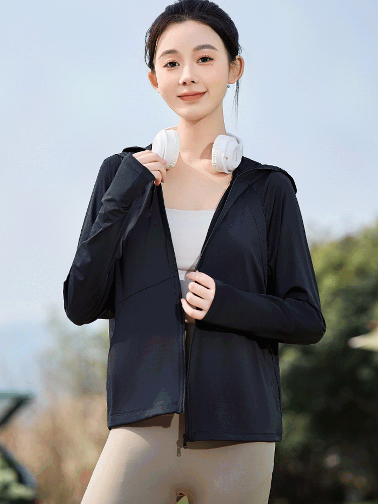 手先までカバーする男女兼用UVカットパーカー