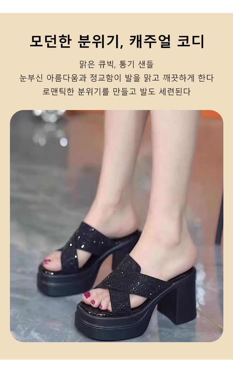 세련된 큐빅 포인트 샌들 근접 이미지