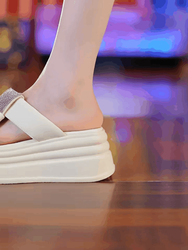 شبشب عصري مزين بحجر الراين بكعب ويدج ونعل سميك 8 سم 