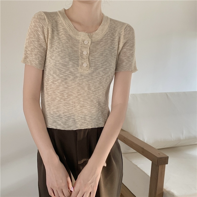 얇고 가벼운 여성 스웨터 착용 모습