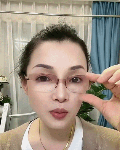 おしゃれなデザインのユニセックス老眼鏡