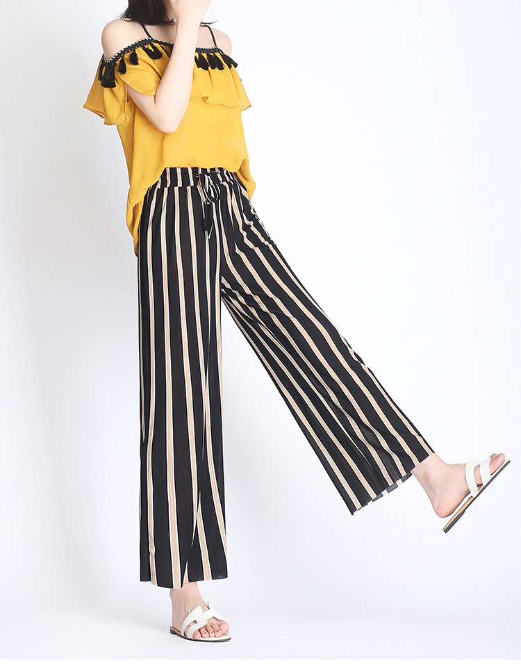 体型カバーができるレディースワイドパンツの後ろ姿