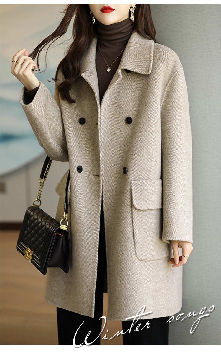 ノーカラーコートの上品なディテール